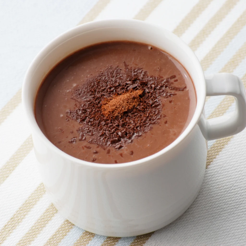chocolate quente com barra de chocolate