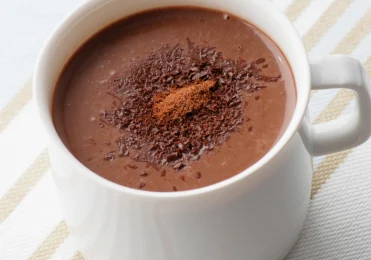 chocolate quente com barra de chocolate